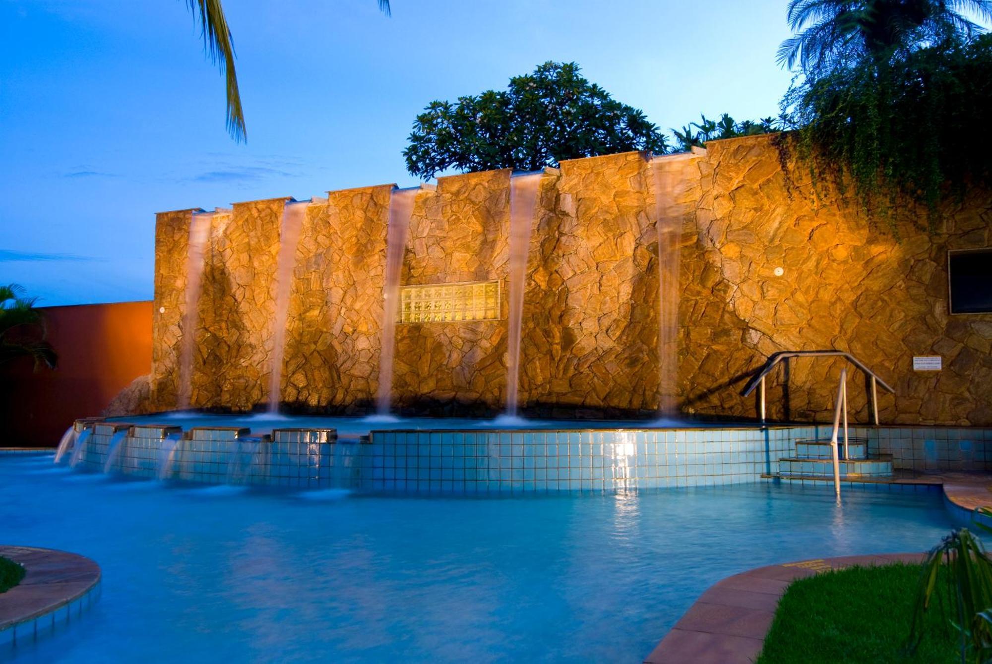 Blue Tree Thermas De Lins Resort 외부 사진 The pool at the Taj Bengal