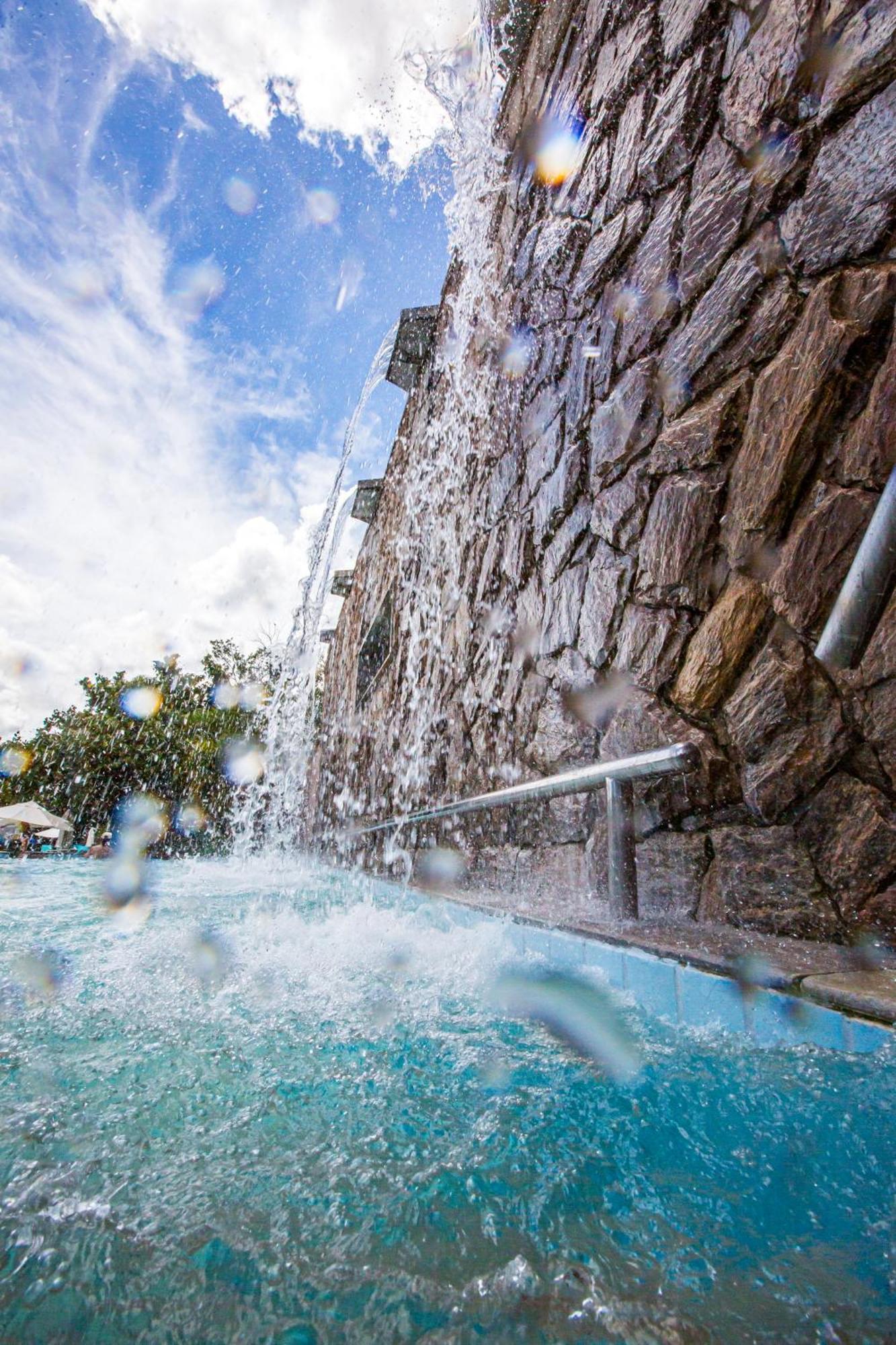 Blue Tree Thermas De Lins Resort 외부 사진 The waterfall at the entrance of the spa
