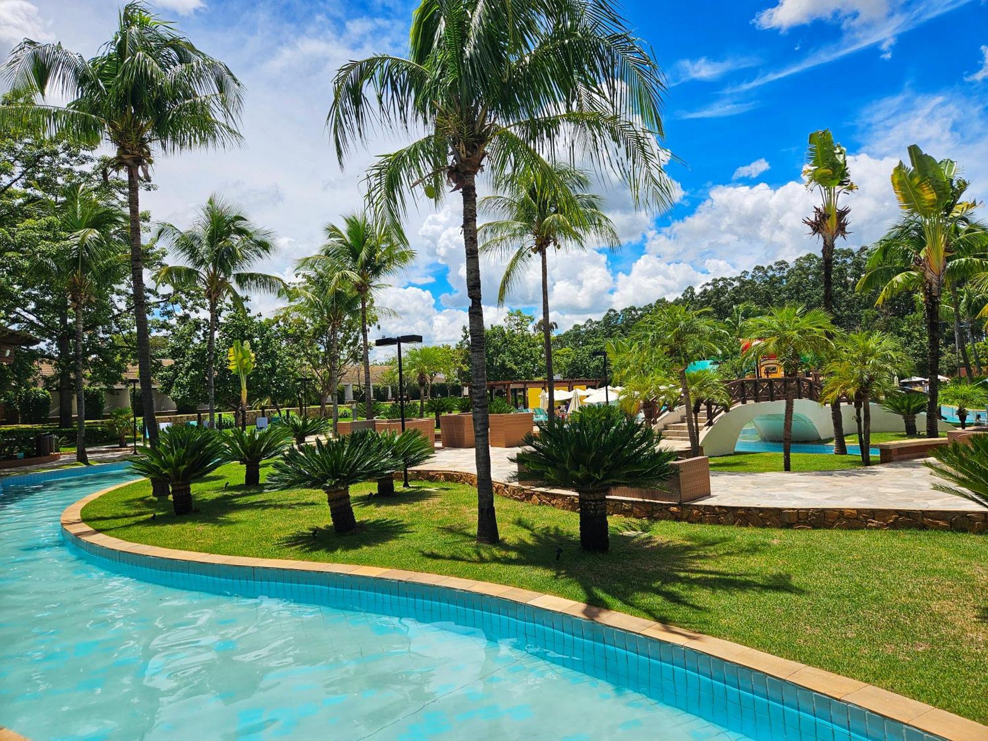 Blue Tree Thermas De Lins Resort 외부 사진 The lazy river at Splash Jungle Water Park