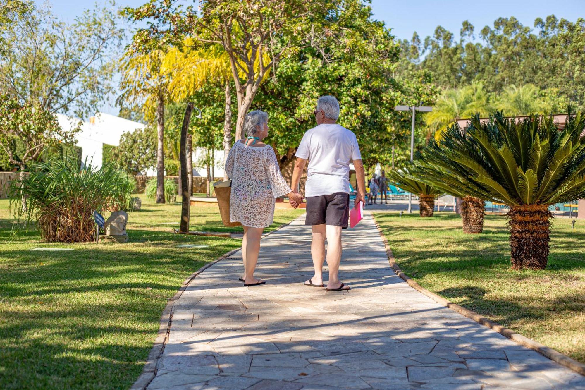 Blue Tree Thermas De Lins Resort 외부 사진 A couple walking in a park