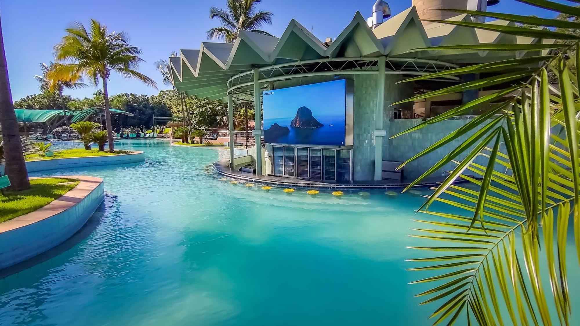 Blue Tree Thermas De Lins Resort 외부 사진 The pool at the Hard Rock Hotel