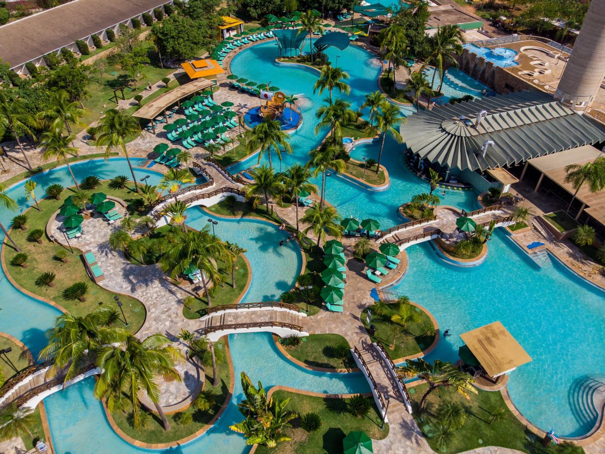 Blue Tree Thermas De Lins Resort 외부 사진 Aerial view of the water park